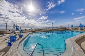 Pool - Cozy coastal condo with shared pool, Hot tub and easy beach access (Panama City Beach)