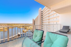 Property grounds - Water View Condo with Balcony, Central AC, WiFi, Pool/Hot Tub/Gym - Snowbirds OK (Panama City Beach)