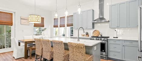 冷蔵庫、電子レンジ、オーブン、コンロ