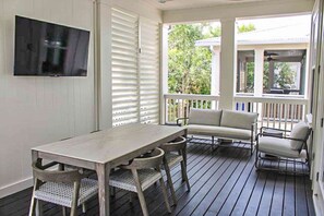Outdoor dining - Modern beachside haven with LSV and gas grill - bike to Blue Mt Beach (Santa Rosa Beach)