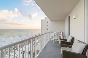 Property grounds - 7th Floor Lovely Condo w/ Outdoor Pool Heated Seasonally, On The Beach (Navarre Beach)