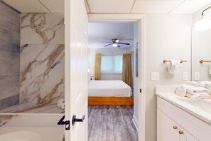 1 bedroom, iron/ironing board, WiFi - Beautiful condo with beach access, shared pool, WiFi, and panoramic views (Panama City Beach)