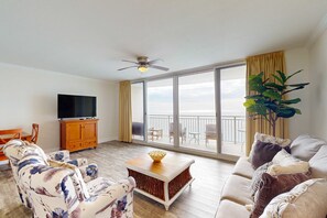 TV, DVD player, offices - Beautiful condo with beach access, shared pool, WiFi, and panoramic views (Panama City Beach)