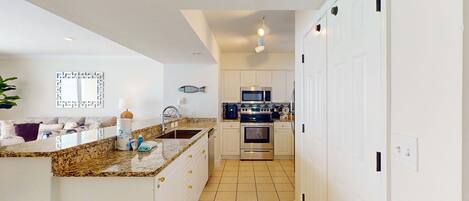 Frigorífico, microondas, horno y placa de cocina