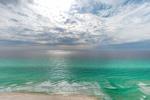 On the beach - Beautiful condo with beach access, shared pool, WiFi, and panoramic views (Panama City Beach)