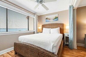Tabla de planchar con plancha, internet y ropa de cama