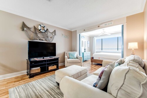 Bright studio in perfect location with water access, pool, grill, & fast WiFi