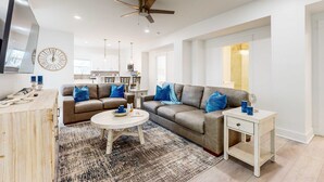 A modern living room with a sofa, coffee table, and a side table. - Beautiful dog-friendly condo, private washer&dryer and close to beach (Navarre)