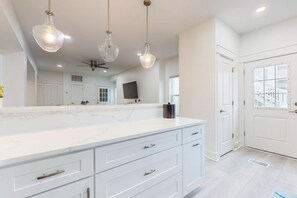 Interior - Beautiful dog-friendly condo, private washer&dryer and close to beach (Navarre)