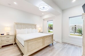 2 bedrooms, iron/ironing board, WiFi, bed sheets - Beautiful dog-friendly condo, private washer&dryer and close to beach (Navarre)