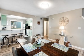 Dining - Stylish townhome with sound view, w/d, & Heated community pool (Navarre Beach)