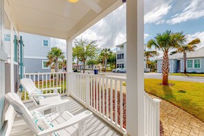 Terrace/patio - Charming home with enclosed sunroom, porch, central AC, & W&D - near beach (Santa Rosa Beach)