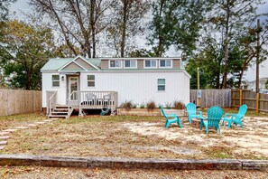Terrace/patio - Peaceful & sun-soaked getaway with fire pit & W/D - near beaches, trails, & golf (Navarre)
