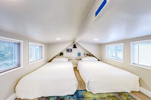 1 bedroom, WiFi, bed sheets - Peaceful & sun-soaked getaway with fire pit & W/D - near beaches, trails, & golf (Navarre)