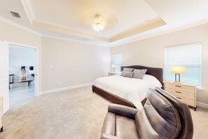 3 bedrooms, iron/ironing board, travel cot, WiFi - Private snowbird-friendly home with enclosed yard, patio, grill & washer/dryer (Navarre)