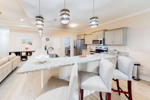 Fridge, microwave, oven, stovetop - Private snowbird-friendly home with enclosed yard, patio, grill & washer/dryer (Navarre)