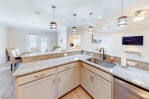 Interior - Private snowbird-friendly home with enclosed yard, patio, grill & washer/dryer (Navarre)