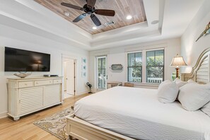 5 bedrooms, iron/ironing board, travel cot, WiFi - Gorgeous coastal home w/ shared pool - walk to beach, dining & shopping (Inlet Beach)