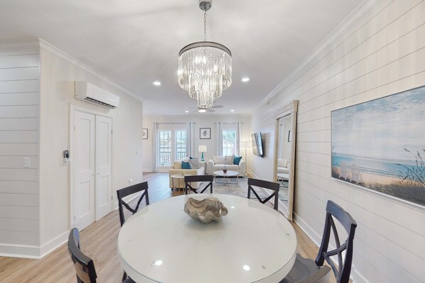 Dining - Spacious, sunny studio with central AC, pool, hot tub, beach tram & beach access (Rosemary Beach)