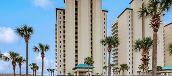 Beachfront Condo with amazing views, shared pool and beach access!