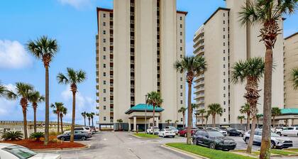 Beachfront Condo with amazing views, shared pool and beach access!