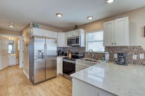 Fridge, microwave, oven, stovetop - Lovely Condo with Sunset Views & Shared Pool Access, Snowbirds Welcome (Navarre Beach)