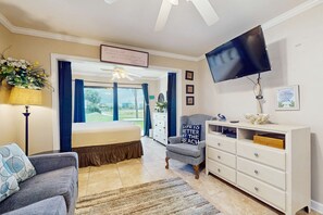 WiFi, bed sheets - Studio with a patio, pool access, and central AC - snowbird friendly (Navarre Beach)