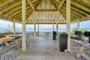 Outdoor dining - Studio with a patio, pool access, and central AC - snowbird friendly (Navarre Beach)