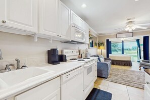 Fridge, microwave, oven, stovetop - Studio with a patio, pool access, and central AC - snowbird friendly (Navarre Beach)