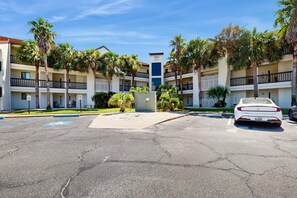 Property grounds - Studio with a patio, pool access, and central AC - snowbird friendly (Navarre Beach)