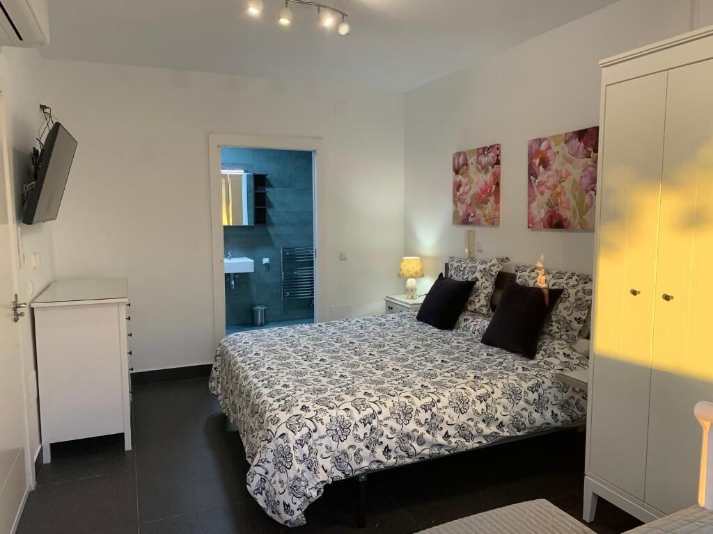 منزل - غرفتا نوم - برواق - منظر للحديقة