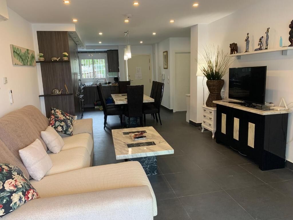 Talo, 2 makuuhuonetta, patio, näköala puutarhaan | Olohuone