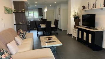 Talo, 2 makuuhuonetta, patio, näköala puutarhaan | Olohuone