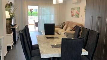 منزل - غرفتا نوم - برواق - منظر للحديقة | غرفة لتناول الطعام