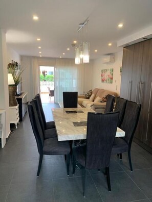 Casa, 2 habitaciones, patio, vistas al jardín | Comedor