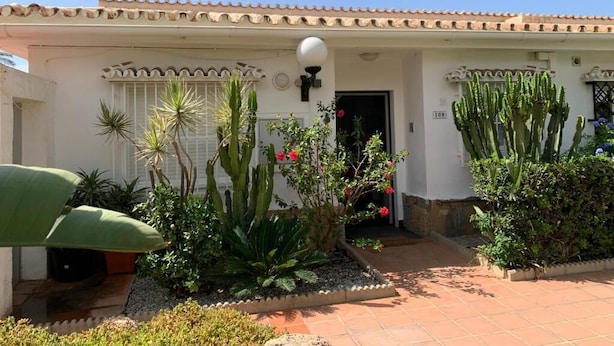 Exterior - Charming Beachfront Bungalow in Torrox Costa - Perfect Family Retreat (Torrox)