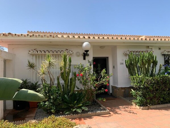 Exterior - Charming Beachfront Bungalow in Torrox Costa - Perfect Family Retreat (Torrox)