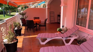 House, 2 Bedrooms, Patio, Garden View | Outdoor dining