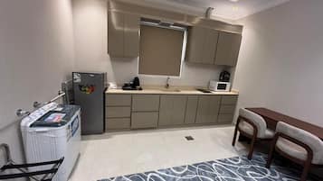 Deluxe Studio Suite, City View | Private kitchen