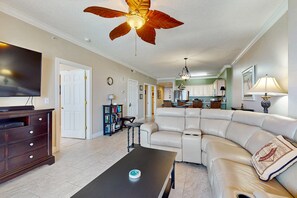 TV, offices - Spacious beachfront condo with full kitchen, shared pool and beach access! (Panama City Beach)
