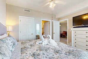 2 bedrooms, iron/ironing board, WiFi, bed sheets - Spacious beachfront condo with full kitchen, shared pool and beach access! (Panama City Beach)