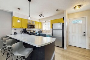 Fridge, microwave, oven, stovetop - Cozy coastal condo with shared pool, private washer/dryer, and beach access (Panama City Beach)