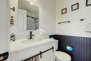 Shower, hair dryer, towels - Cozy coastal condo with shared pool, private washer/dryer, and beach access (Panama City Beach)
