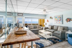 Interior - Beachfront condo with central AC, WiFi, access to pool, washer&dryer (Panama City Beach)