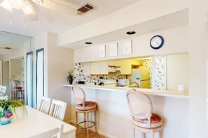 Dining - Gorgeous waterfront condo with pool, hot tub, tennis, balcony & beach access (Panama City Beach)