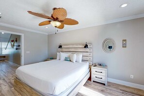 4 bedrooms, iron/ironing board, WiFi, bed sheets - Spacious house with patio, pool, balcony, deck, & W&D - beach access (Panama City Beach)