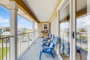 Property grounds - Beautiful condo with water-view, pool, balcony, central AC, & washer/dryer (Navarre Beach)