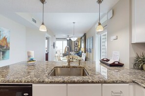 Interior - Ideal condo with balcony, gulf views, shared pools, hot tub, gym, fast WiFi & AC (Panama City Beach)