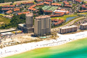 Beach nearby - Ideal condo with balcony, gulf views, shared pools, hot tub, gym, fast WiFi & AC (Panama City Beach)