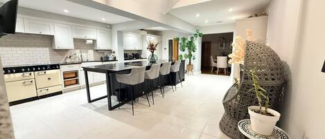 Micro-ondes, four, lave-vaisselle